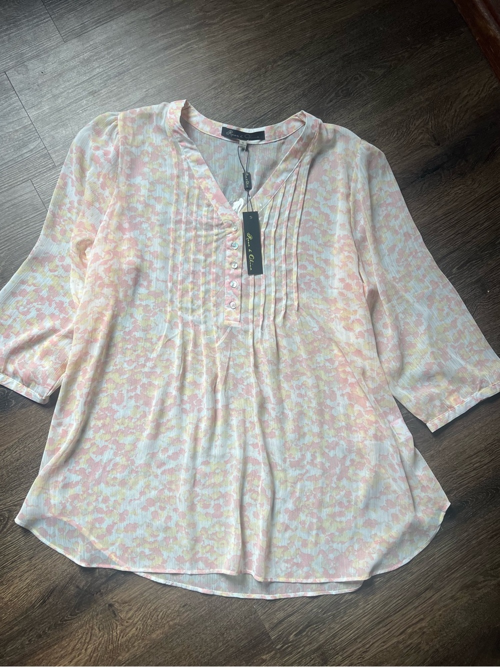 Rose & Olive Pink and Cream Pintuck V-Neck Tunic size 1X - Picture 2 of 6